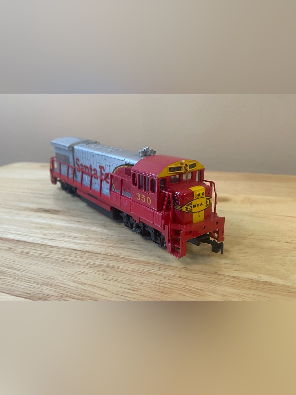 Bachmann HO Scale GE U36B Santa Fe #350 Warbonnet Diesel Locomotive